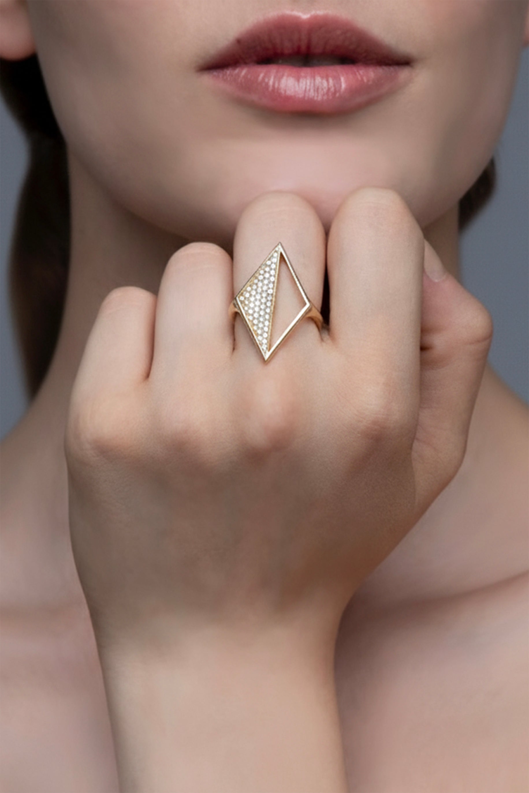 Model wearing the Rekhale gold diamond ring, architectural Italian luxury jewellery