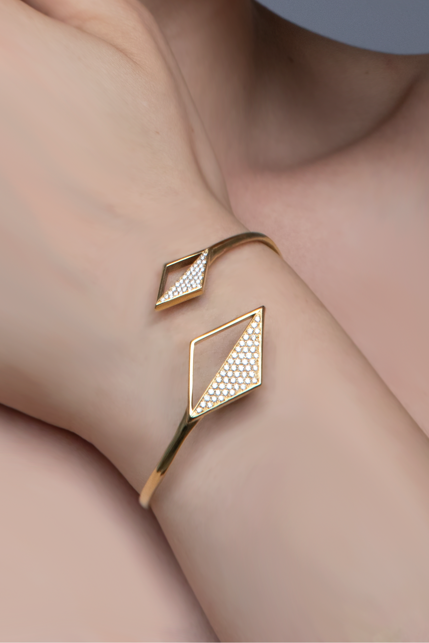Model wearing the Rekhale gold bracelet with diamonds, architectural Italian luxury jewellery
