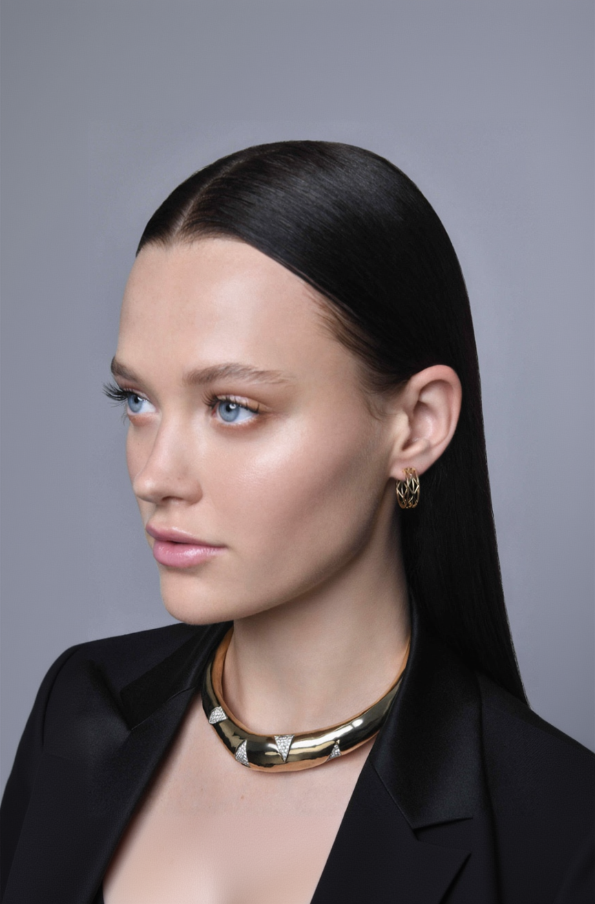 model wearing pardo diamonds necklace with triangular diamonds by lavinia fuksas
